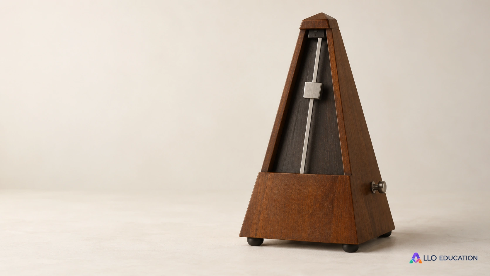 Un métronome mécanique en bois sans chiffres ni graduation.